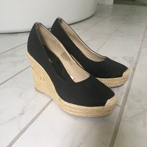 Black wedges